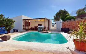 BAJO EL VOLCÁN Rural Villa Canaria